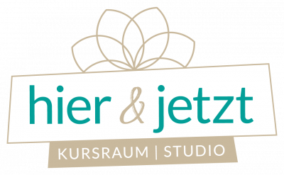 Logo von "hier & jetzt - Kursraum | Studio" von YOGAINA
